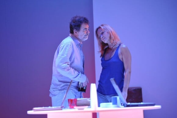Olivier Marchal et sa femme Catherine sur scène pour le filage de la pièce Rendez-vous au Grand Café, théâtre des Bouffes Parisiens, le 8 octobre 2012.