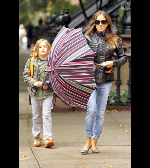 Sarah Jessica Parker photographiée dans la rue avec son fils James, le mardi 9 octobre à New York City.