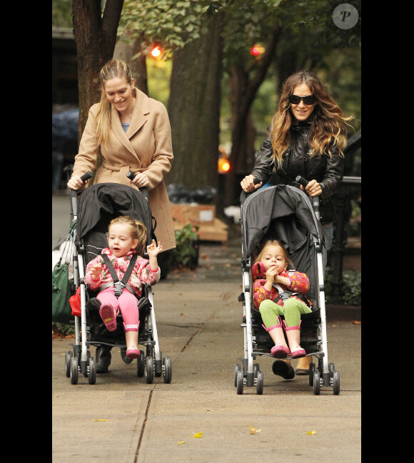 Sarah Jessica Parker se promène avec ses jumelles Marion et Tabitha en poussette, le mardi 9 octobre à New York City.