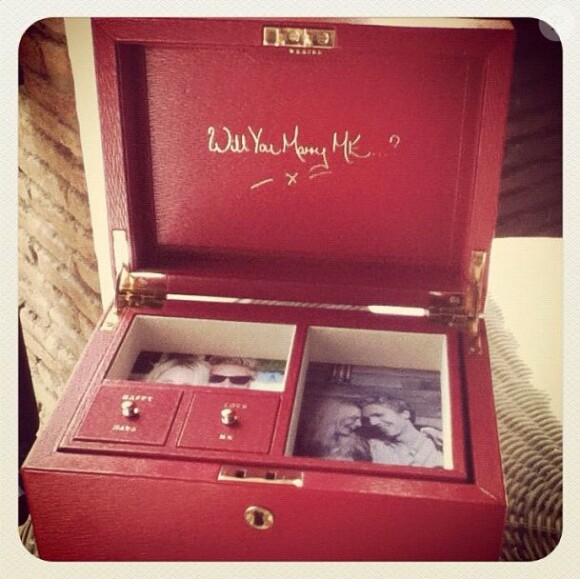 Poppy Delevingne a accepté la demande en mariage de son petit ami James Cook, postant sur Instagram la photo de la Bespoke Ultimate Box signée Anya Hindmarch qui matérialisait l'acte.