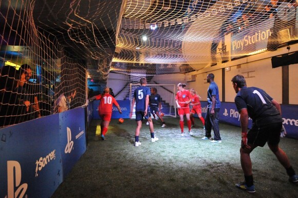 Un petit match a eu lieu en les féminines du PSG et quelques anciens sportifs et joueurs lors de la soirée de lancement du Playstation Foot 5 au bar Le Players le 9 octobre 2012 à Paris