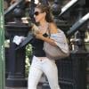 Sarah Jessica Parker, icône de mode, a choisi le modèle gris taupe du sac Orchard de Burberry