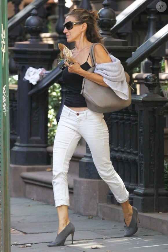 Sarah Jessica Parker, icône de mode, a choisi le modèle gris taupe du sac Orchard de Burberry