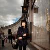 L'actrice Maggie Cheung ne quitte plus son sac Burberry en cuir matelassé
