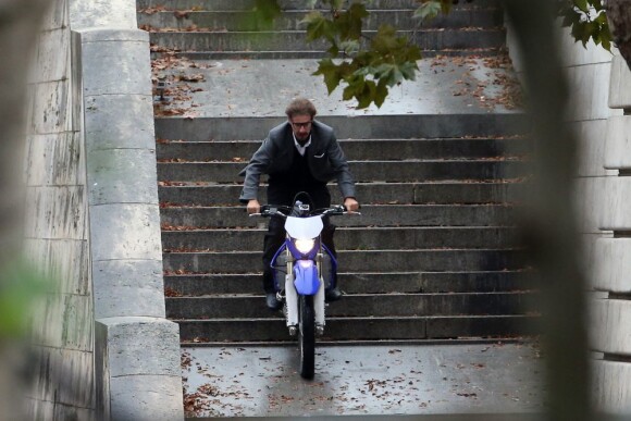 La doublure de l'acteur David Thewlis sur le tournage de Red 2 à Paris le 10 octobre 2012
