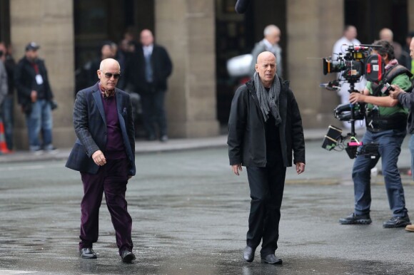 John Malkovich et Bruce Willis sur le tournage de Red 2 à Paris le 10 octobre 2012
