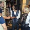 Falcao toujours aussi généreux, avec son épouse Lorelei Tarón à la sortie d'un restaurant de Madrid le 9 octobre 2012