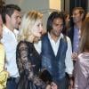 Falcao et sa blondissime épouse Lorelei Tarón à la sortie d'un restaurant de Madrid le 9 octobre 2012