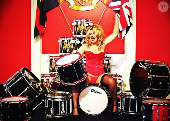 Leanne, 24 ans de Plymouth, joue de la batterie en lingerie pour illustrer le mois de mars 2013 dans le calendrier des épouses et compagnes des soldats britanniques, au profit du Royal Marines Charitable Fund.