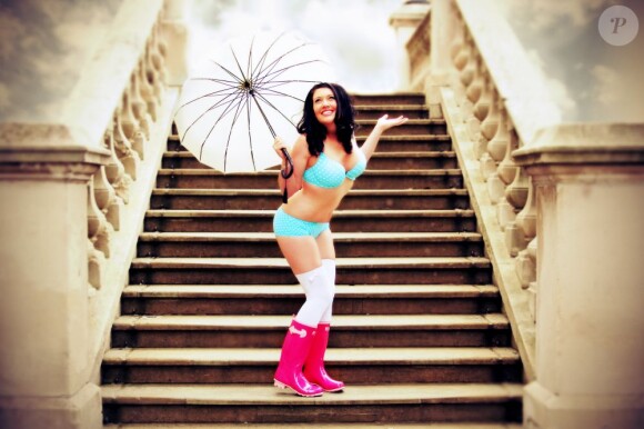 Lauren, sexy dans un ensemble bleu ciel et des bottes en caoutchouc rose pour le mois d'avril 2013.