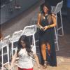 Kim Kardashian et sa soeur Khloé discutent autour d'un verre. Miami, le 11 octobre 2012.