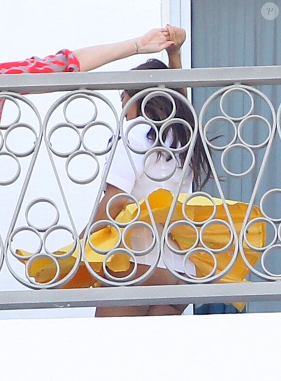 Kourtney Kardashian montre ses fesses sur le balcon de sa chambre d'hôtel. Miami, le 11 octobre 2012.