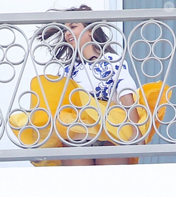 Kourtney Kardashian danse et soulève sa jupe sur le balcon de sa chambre d'hôtel, dévoilant un peu de son intimité. Miami, le 11 octobre 2012.