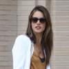 Alessandra Ambrosio, stylée durant sa séance shopping à Beverly Hills, le 9 octobre 2012.