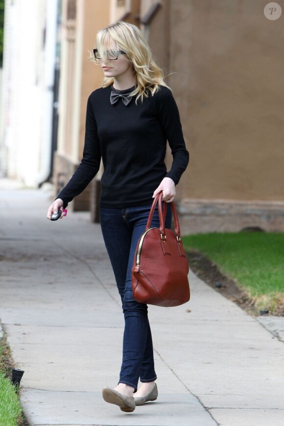 Emma Stone porte un bien joli pull Maje à Los Angeles, avec un jean, des ballerines et un sac Burberry. Le 9 octobre 2012.