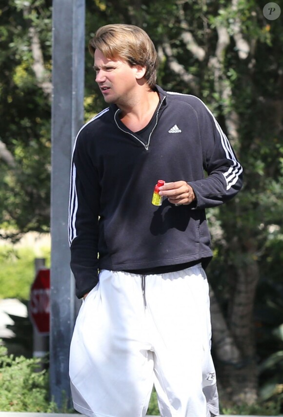 Sean Stewart dans les rues de Beverly Hills le 9 octobre 2012 en train de s'envoyer un flacon de 5 Hour Energy Drink