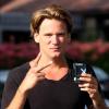 Sean Stewart se prépare à une soirée des plus sympathiques après l'achat d'une boîte de préservatifs Playboys le 6 octobre 2012 au Beverly Glen Market de Los Angeles
