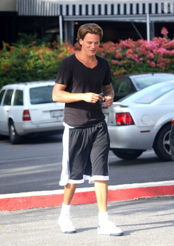 Sean Stewart tout sourire après l'achat d'une boîte de préservatifs Playboys le 6 octobre 2012 au Beverly Glen Market de Los Angeles