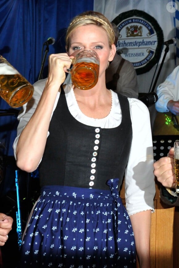 La princesse Charlene de Monaco a tenu son rang auprès du prince Albert lors de l'inauguration dimanche 14 octobre 2012 la 7e édition de l'Oktoberfest en principauté, au Café de Paris et en habits traditionnels bavarois.