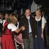 Le prince Albert de Monaco, parrain de l'événement, et la princesse Charlene de Monaco inauguraient dimanche 14 octobre 2012 la 7e édition de l'Oktoberfest en principauté, au Café de Paris et en habits traditionnels bavarois.