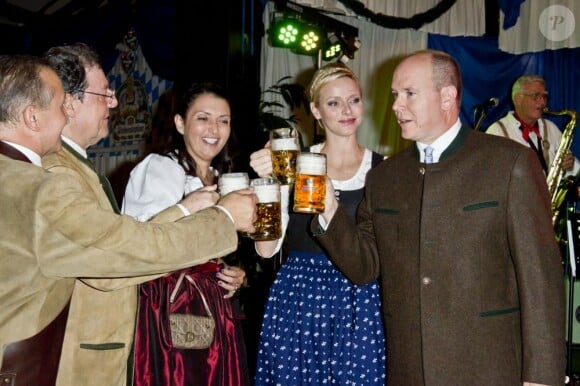 La princesse Charlene de Monaco et le prince Albert, parrain de l'événement, lors de l'inauguration de la 7e Oktoberfest de Monaco, le 14 octobre 2012 au Café de Paris.