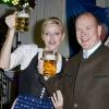 Charlene prête pour le toast ! La princesse Charlene de Monaco a levé sa chope avec le prince Albert, parrain de l'événement, lors de l'inauguration de la 7e Oktoberfest de Monaco, le 14 octobre 2012 au Café de Paris.