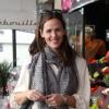 Jennifer Garner fait du shopping chez Isabel Marant avant de poser devant un fleuriste à Paris, le 16 octobre 2012