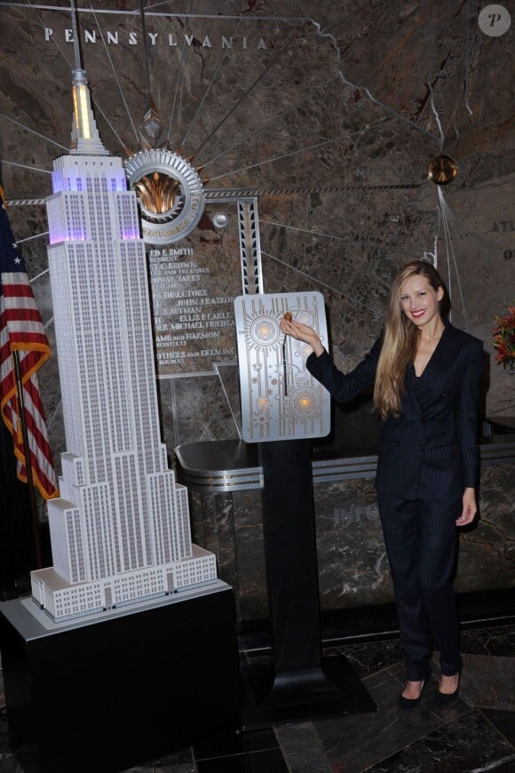 Petra Nemcova illumine l'Empire State Building pour l'association Only Make Believe. New York, le 16 octobre 2012.