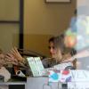 Jessica Alba dans le quartier de Brentwood à Los Angeles s'offre une manucure avec sa fille Honor. Le 16 octobre 2012
