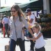 Jessica Alba et sa fillette Honor ont fait quelques courses chez Whole Foods dans le quartier de Brentwood à Los Angeles le 16 octobre 2012