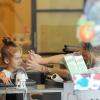 Jessica Alba dans le quartier de Brentwood à Los Angeles s'offre une manucure avec sa fille Honor. Le 16 octobre 2012