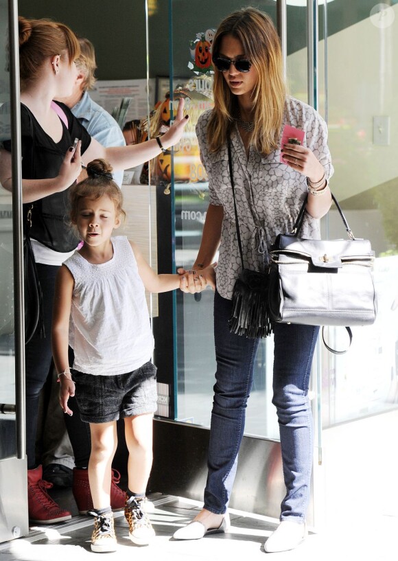 Jessica Alba et sa fille Honor ont fait quelques achats à Brentwod à Los Angeles le 16 octobre 2012