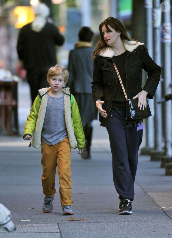 Liv Tyler emmène son fils Milo à l'école à New York le 16 octobre 2012.
