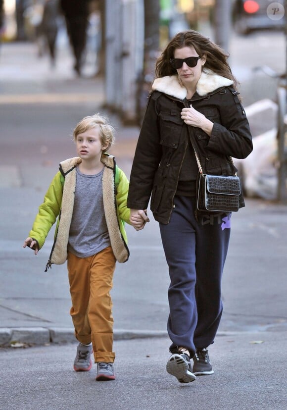 Liv Tyler emmène son jeune fils Milo à l'école à New York le 16 octobre 2012.