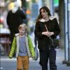La jolie Liv Tyler emmène son fils Milo à l'école à New York le 16 octobre 2012.