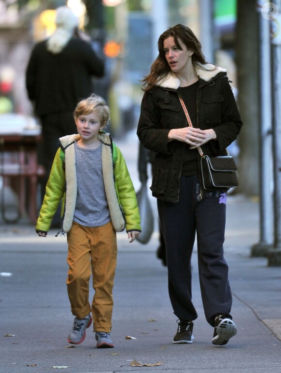 La jolie Liv Tyler emmène son fils Milo à l'école à New York le 16 octobre 2012.