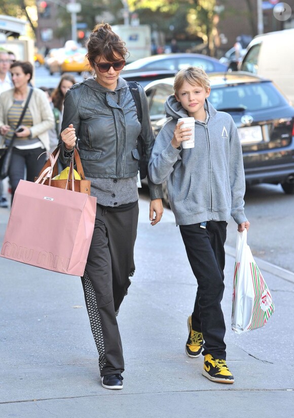 Helena Christensen va chercher son fils à la sortie de son école à New York le 16 octobre 2012.