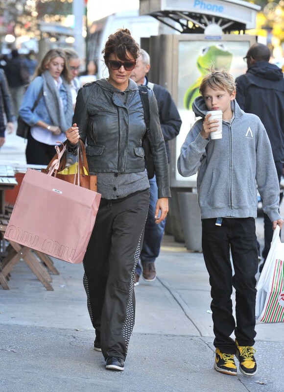 Helena Christensen va chercher son fils Mingus à la sortie de l'école à New York, le 16 octobre 2012.
