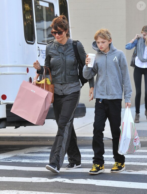 Helena Christensen est allée chercher son fils Mingus à la sortie de l'école à New York le 17 octobre 2012.