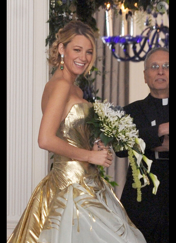Blake Lively sublime en robe de mariée sur le tournage de la dernière saison de Gossip Girl à New York, le 16 octobre 2012