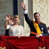 Les jeunes mariés entourés du grand-duc Henri et le la grande-duchesse Maria Teresa au balcon du palais grand-ducal devant les Luxembourgeois, le 20 octobre 2012.