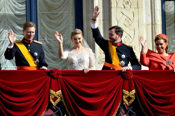 Les jeunes mariés, le prince Guillaume et Stéphanie de Lannoy, entourés du grand-duc Henri et le la grande-duchesse Maria Teresa au balcon du palais grand-ducal devant les Luxembourgeois, le 20 octobre 2012.