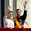 Les jeunes mariés, le prince Guillaume et Stéphanie de Lannoy, saluent les Luxembourgeois au balcon du palais grand-ducal, le 20 octobre 2012.