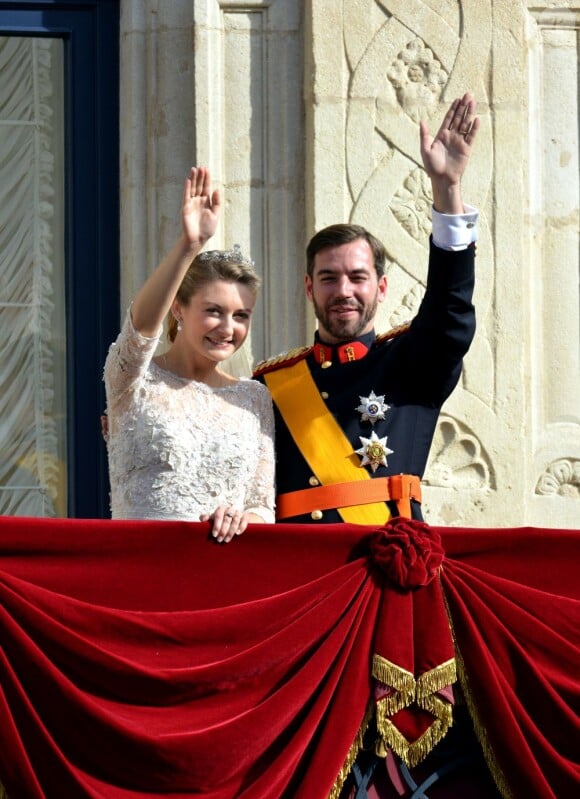 Les jeunes mariés, le prince Guillaume et Stéphanie de Lannoy, saluent les Luxembourgeois au balcon du palais grand-ducal, le 20 octobre 2012.