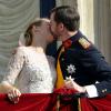 Après leur union religieuse, le prince Guillaume et son épouse Stéphanie de Lannoy se sont présentés au balcon du palais grand-ducal devant les Luxembourgeois et se sont embrassés, le 20 octobre 2012.
