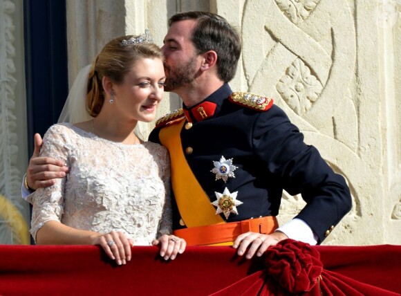 Le prince Guillaume embrase tendrement sa jeune épouse Stéphanie de Lannoy au balcon du palais grand-ducal devant les Luxembourgeois, le 20 octobre 2012.