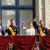 Les jeunes mariés entourés de leur famille au balcon du palais grand-ducal devant les Luxembourgeois, le 20 octobre 2012.