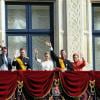Les jeunes mariés entourés de leur famille au balcon du palais grand-ducal devant les Luxembourgeois, le 20 octobre 2012.