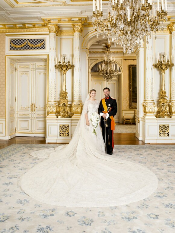 Le prince Guillaume et son épouse Stéphanie de Lannoy, portrait officiel pris au palais grand-ducal après la cérémonie religieuse, à Luxembourg, le 20 octobre 2012.