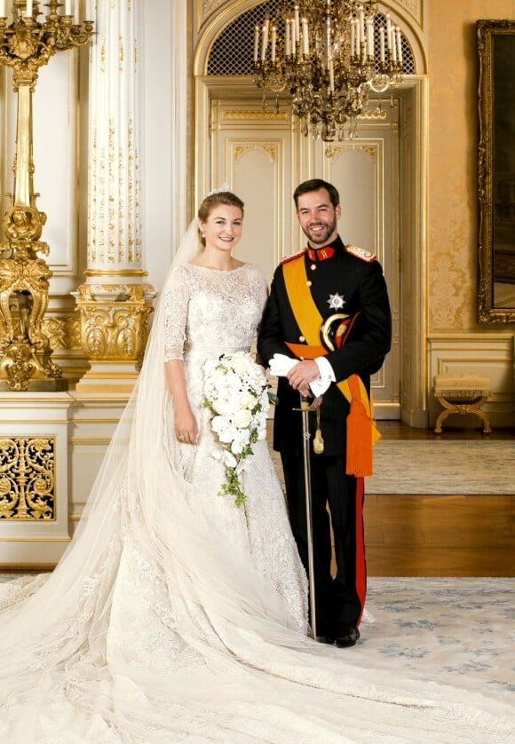 Portrait officiel du prince Guillaume et son épouse Stéphanie de Lannoy pris au palais grand-ducal après la cérémonie religieuse, à Luxembourg, le 20 octobre 2012.